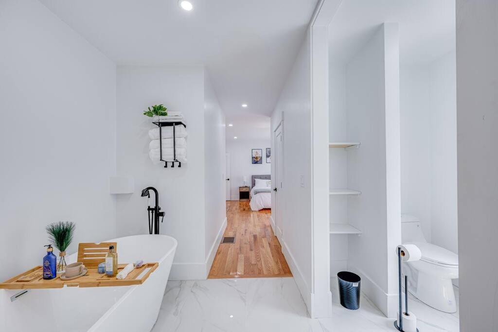 Modern Red Door Haven +5Mins To Boston Apartment Milton Ngoại thất bức ảnh