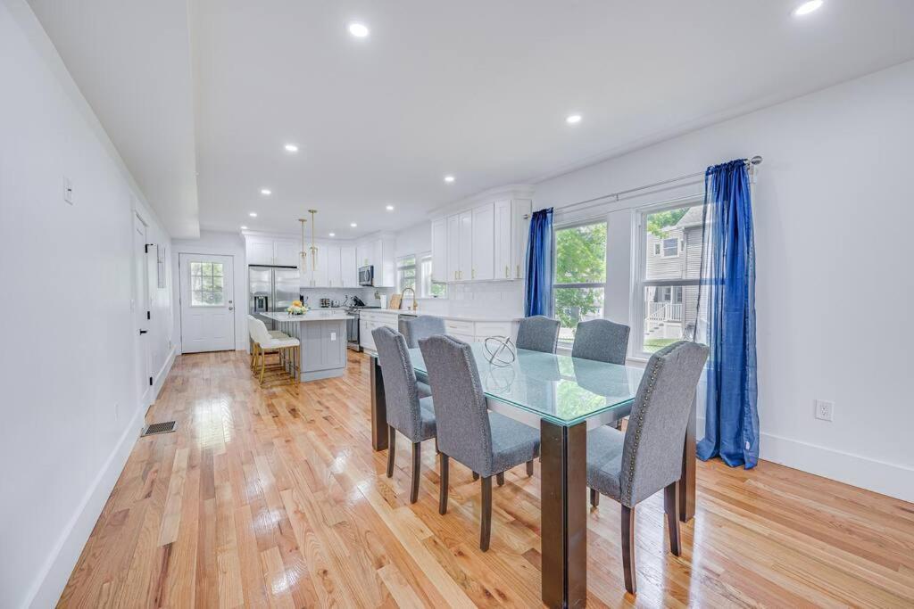 Modern Red Door Haven +5Mins To Boston Apartment Milton Ngoại thất bức ảnh