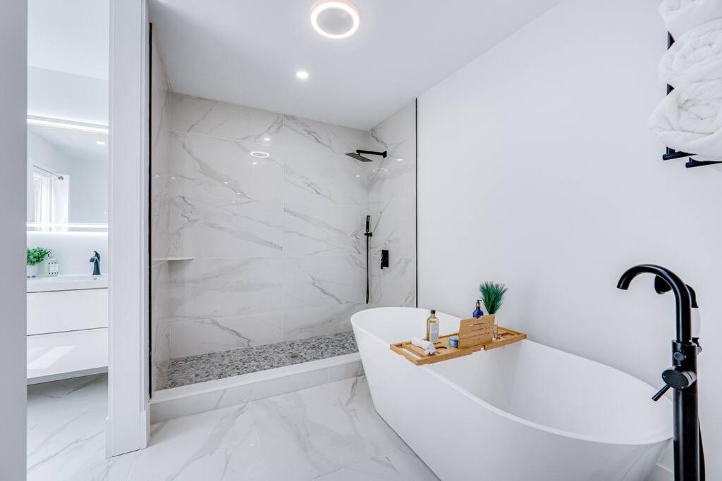 Modern Red Door Haven +5Mins To Boston Apartment Milton Ngoại thất bức ảnh